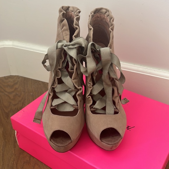 Betsey Johnson Taupe Luvey272 8.5 - Picture 3 of 10